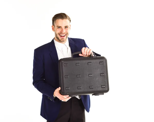 Empresario entregando maletín. Hombre de traje o hombre de negocios — Foto de Stock