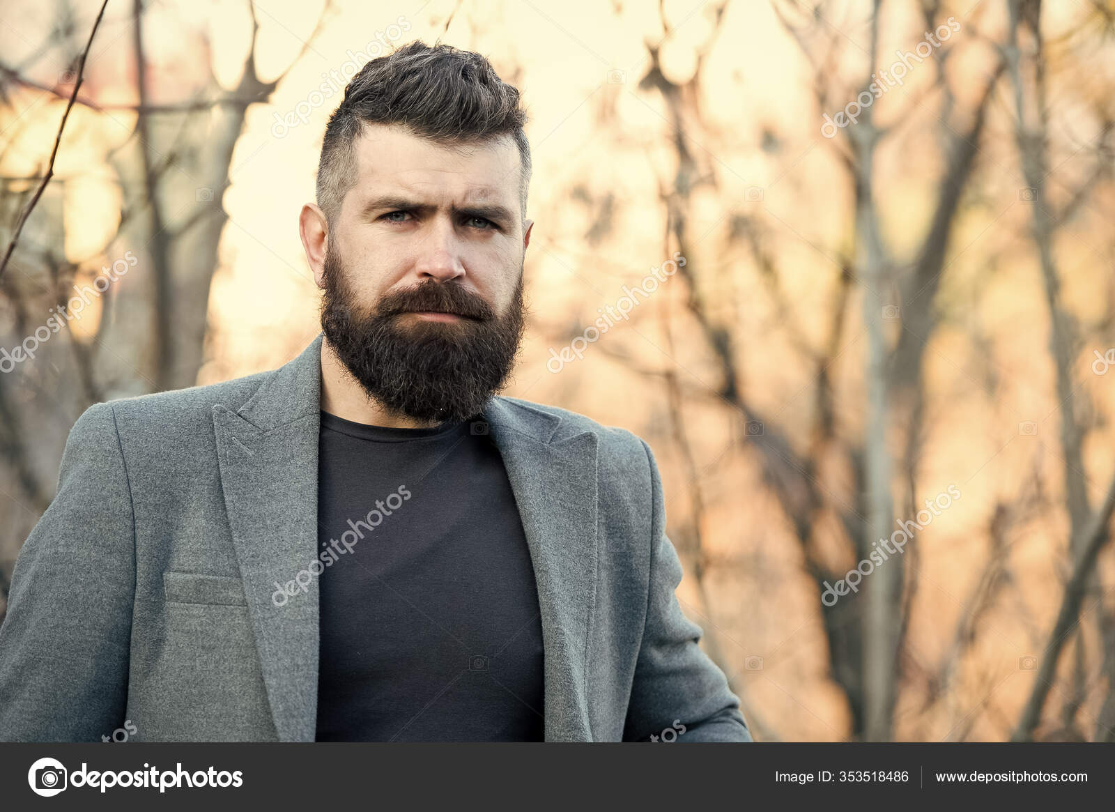 Buena preparación para los salvajes Hombre barbudo con