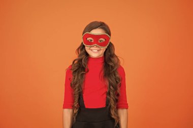 Gizemli karnaval görüntüsü yaratmak. Mutlu çocuk karnaval maskesi takıyor. Karnaval partisi. Tatil ve festival. Şenlikli bir kutlama. Maskeli balo ve maskeli balo. Kostümlü oyun ve kılık değiştirme. Karnavala hoş geldiniz.