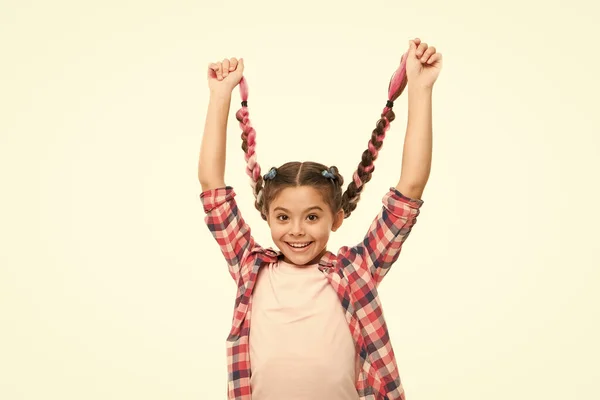 Feliz infância. Menina pequena com cabelo longo trançado. Salão de cabeleireiro. A divertir-me. O penteado morreu. Tranças compridas para raparigas. Tendência moda. Bonitinho na moda. Penteado feminino. Criança adorável penteado agradável — Fotografia de Stock