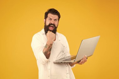 Başarılı geliştirici. Defteri olan sakallı adam. Online alışveriş. Defter kullanan adam. Dijital dünya. Programlama kavramı. Dizüstü bilgisayarlı programcı. İnternette sörf yapıyorum. Online ödeme. Çevrimiçi satın alma