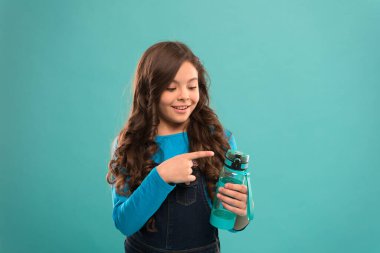 Vücut suyu dengesi. yenilenmiş kalmak. Temizleme ve nemlendirme konsepti. Güzellik ve taze yüz. Vücuttaki su dengesi. Susuzluk. Her gün su iç. Vücut bakımı. Kız parmağıyla suyu işaret ediyor