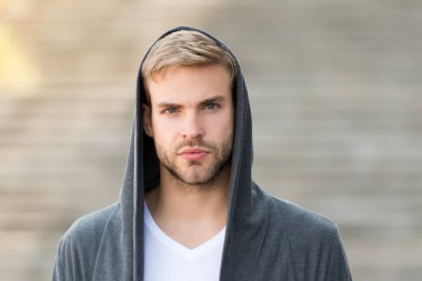 Popüler sokak tarzı. Kapüşonlu, kentte yaşayan yakışıklı bir adam. Moda modası. Günlük rahat giysiler. İyi giyinmenin zevki harika. Erkek modası etkisinde. Modaya uygun genç bir adam.