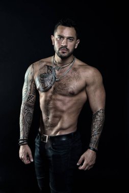 Büyük ilerleme. Vücut geliştirme sporu. İspanyol görünümlü erkek model. Spor salonunda antrenman. Güçlü bir adamın moda portresi moda bir saç stiline sahiptir. Arzu ve baştan çıkarma. Yakışıklı ve vahşi bir adam.