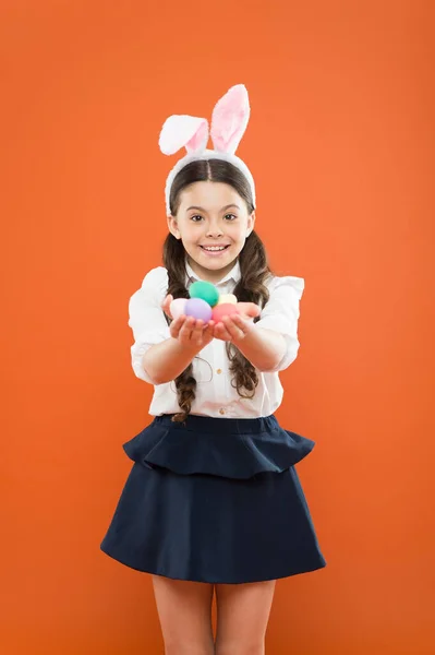 快乐的复活节。准备复活节。小女孩戴着小兔子耳朵。穿着兔子服装的小孩。春节庆祝活动。复活节彩蛋和有趣的兔子。孩子们正在打猎复活节彩蛋 — 图库照片
