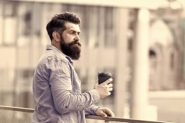 Efficacité personnelle. Un hipster barbu dégustant un café seul. Rituels quotidiens. Concept de café du matin. Charge énergétique de caféine. Homme boire emporter café en plein air fond urbain. Préparé pour le nouveau jour — Photo