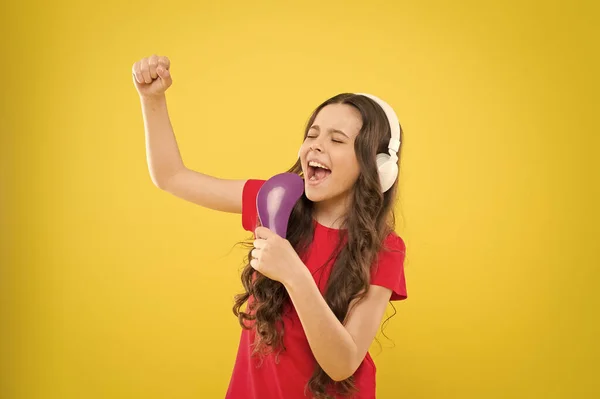 Sing Lyrics. Kind tiener geniet van muziek spelen in oortelefoons. Klein meisje genieten van favoriete muziek. Vang het ritme. Kid luisteren muziek hoofdtelefoon. Entertainment en plezier. Hele muzikale wereld in haar oren — Stockfoto