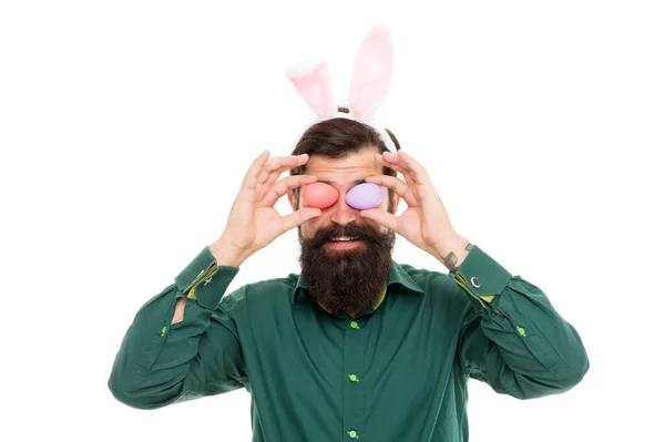 Святкування весняного свята. Бородатий чоловік з кролячими вухами та великодніми яйцями. Шукаю великодні товари. Хіпстер з довгими вухами тримає яйце. Культурні звичаї та традиції. Великоднє кроляче яйце — стокове фото