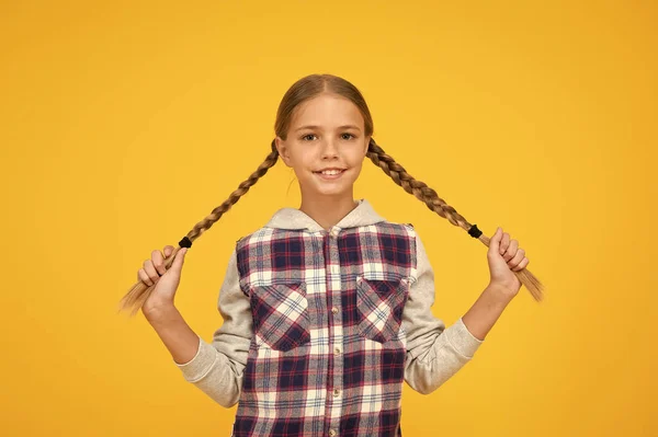 Μακριά μαλλιά. Μικρό καρό πουκάμισο κοριτσιού. Ευτυχισμένη παγκόσμια ημέρα των παιδιών. Κοριτσάκι κίτρινο φόντο. Καλή διάθεση. Θετικές δονήσεις. Ειλικρινή συναισθήματα. Διασκεδάζω. Χαριτωμένο πλεκτό κορίτσι — Φωτογραφία Αρχείου