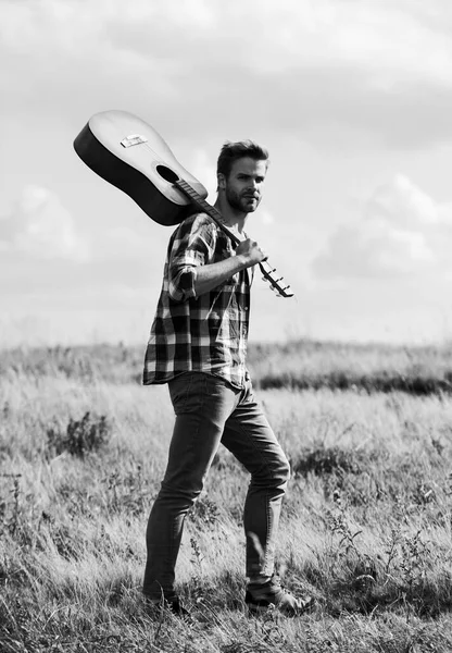 Música del Espíritu. canción de música country. vaquero con guitarrista acústico. camping occidental y senderismo. moda hipster. feliz y libre. sexy hombre con guitarra en camisa a cuadros — Foto de Stock