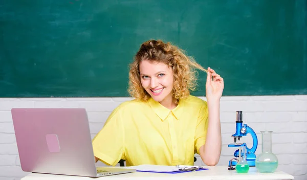 Fascinerande biologilektion. Biologiexperiment. göra anteckningar om forskningsresultat inom kemi. Nöjd student med mikroskop och bägare. flicka i klassrummet laboratorium med dator — Stockfoto