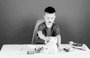 Ayı oyuncak nedd yardım. Hemşire laboratuvar asistanı. Aile doktoru. Tedavi reçetesi. Steteskoplu çocuk doktoru. Çocuk doktoru stajyeri. Tıp üniformalı küçük bir çocuk. Hastane. ilaç ve sağlık