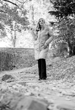 Sonbahar yürüyüşü için kıyafet. Düşen gardırop olmalı. Bu sonbaharda sıcak ve sıcak hissediyorum. Sonbahar sezonu modası. Kız sonbahar yürüyüşünün tadını çıkarıyor. Kadın parkta yürürken ceketini ya da ceketini giyer.