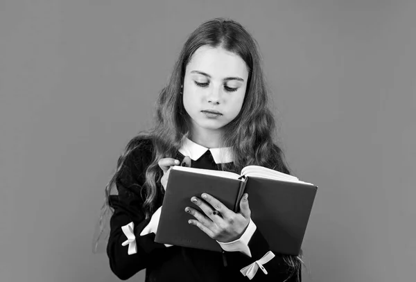 Leia-me a história. Menina ler e escrever fundo marrom. Aprenda a ler livros. Escola e educação. Literatura e biblioteca. Deixe sua imaginação explorar, ler mais — Fotografia de Stock