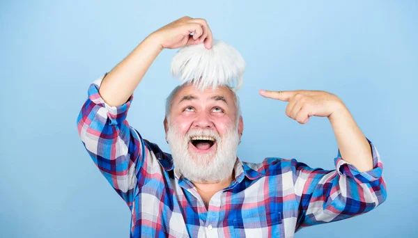 卫生保健概念。老年人。长胡子的祖父灰白的头发.头发脱落了早期的迹象秃顶。男人掉了头发人工头发。多种因素引起的男性模式秃顶遗传条件 — 图库照片