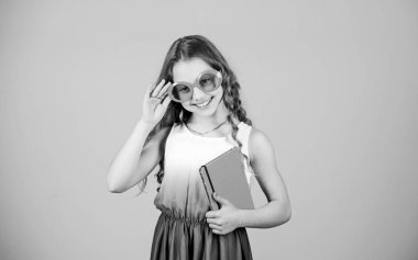 Yaz tatili için harika kitaplar. Güneş gözlüklü kız kitabı tutuyor. Yaz konsepti. Hobi ve boş zaman. Okumak için çok komik kitaplar. Plaj yaz için kitap okuyor. Çocuk kitap okumayı seviyor. Popüler tatil kitapları