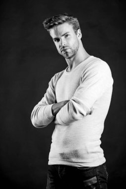 Sert ve erkeksi. Yakışıklı adam. Özgüven ve karizma. Berber dükkanı konsepti. Erkek kot giysisi. Model. Sıradan bir tarz. Erkek cinselliği. Erkek modası. Adam modaya uygun görünüyor. Erkek bakımı. Tıraşsız adam.