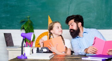 Örnek veriyorum. Sakallı öğretmenle kız öğrenci çalışması. Çocuklar için çalışma yöntemleri. Okul eğitimi. Ekstra dersler. Bilişsel beceriler konsepti. Liseli kız babamla çalışmayı seviyor. Sıkı çalış.