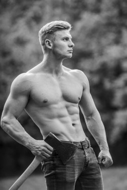 Kaslı vücut. Vahşi doğada hayatta kalmak. Vahşilik seksidir. Güç ve güç kavramı. Seksi maço çıplak gövde. Yakışıklı, üstsüz, kaslı vücut. Ormanda kaslı bir atlet. Spor ve zindelik