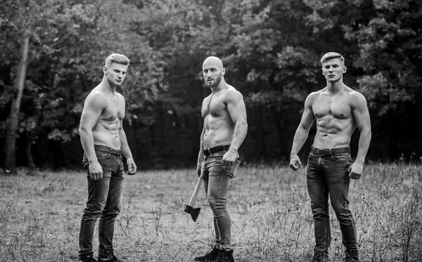 Concept de fraternité. Force et persévérance. Hommes au torse musculaire. Hommes forts arrière-plan nature. Inspirer la formation plus dur. Grouper les hommes musclés avec la hache. Un sportif utilise de la hache. La masculinité sauvage — Photo