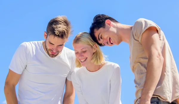 Grupo de pessoas olha para baixo. conceito do céu. olhar de alturas de sucesso. mulher feliz e dois homens. amigos alegres. relações de amizade. ligação familiar e amor. Olha só para aquilo. — Fotografia de Stock