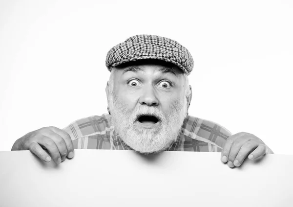 発表コンセプト。イベント発表。上級ひげそりの感情的な男のバナー場所の発表からのぞき見。ヴィンテージ帽子のポスター情報コピースペースの年金受給者の祖父。高齢者 — ストック写真