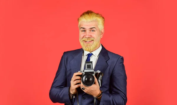 Kendinden emin ve yakışıklı. Profesyonel fotoğrafçı fotoğraf çeker. Erkek güzeli. Berber salonunun yakalanması. Klasik kamera. Kendine güvenen iş adamı retro kamerayı tutar. Olgun adam sakal ve saç boyalı. — Stok fotoğraf