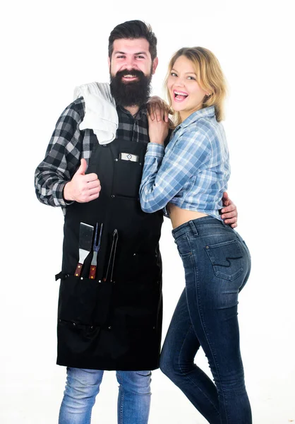 Heerlijke gegrilde recepten. Een barbecue in de tuin. Een stel dat zich klaarmaakt voor de barbecue. Picknick en barbecue. Man met baard hipster en meisje klaar voor barbecue witte achtergrond. Familie bbq ideeën — Stockfoto