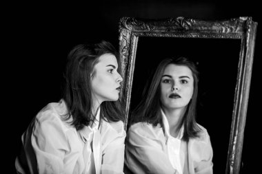 Bir kadının moda portresi. Doğal güzellik. Güzellik ve moda. Kadın modası. kişilik bölünmesi. Yalnızlık. Açık iç dünya. Seksi kız yansıması. Aynada yansıyan güzel kadın