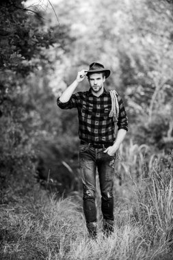 O bir kovboy, değil mi? Çiftlikte kareli gömlek. Kement ipli bir kovboy. Batı. Klasik tarz adam. Vahşi Batı eski kovboy. Batı kovboy portresi. Vahşi batı rodeosu. Şapkalı adam dışarıda.