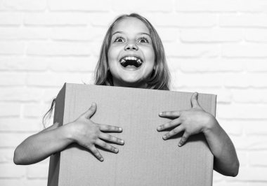 Şimdi yeni başlangıçlar kiralıyorum. Onarımlar iptal edildi. Mutlu çocukluk. Küçük kız çocuğu. Kutusu olan küçük bir kız. Yeni daireye taşınıyorum. Mükemmel alışveriş. dokunaklı kavram. Yeni eve taşın. kira kavramı