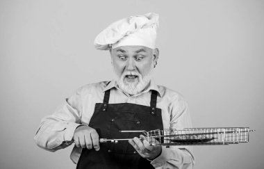 Izgara tarifi. Lezzetli ve lezzetli. Izgara yemek. Sağlıklı beslenme şekli. Aile hafta sonu. Barbekü için mutfak aletleri. Piknik ve barbekü konsepti. Olgun sakallı şef ızgara ızgara ızgarası tutuyor.