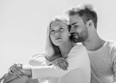 Aşık olmak. Anlayış ve destek. Romantik ilişki. Birbirine aşık çiftler. Cennette evlendik. Adam ve kız gülümsüyor. Onu mutlu ediyor. Birlikte olduğumuz için mutluyum. Birbirlerini seviyorlar.