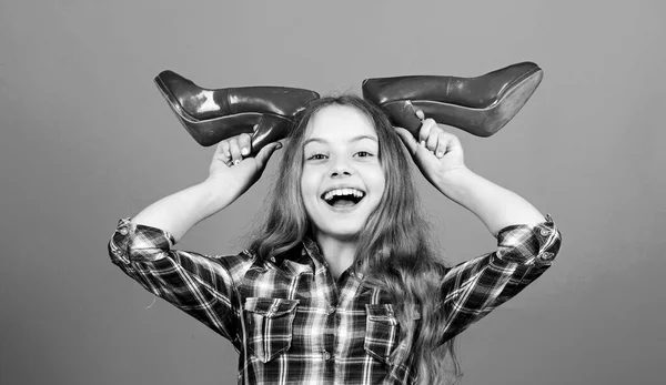 Glamour leven. Boetiek concept. Een kleine fashionista met hoge hakken. Gek op hoge hakken. Vrouwelijk attribuut. Schoenenwinkel. Speel met moeders schoenen. Elk meisje dromen over modieuze hoge hakken — Stockfoto