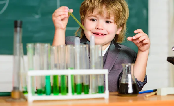 İlkokuldaki küçük çocuk. Biyoloji okulu laboratuvar ekipmanları. Bilim okuyan okul çocuğu bilim adamı. Dersteki küçük çocuk. Okula dönelim. Küçük çocuk laboratuvarda kimya öğreniyor. — Stok fotoğraf