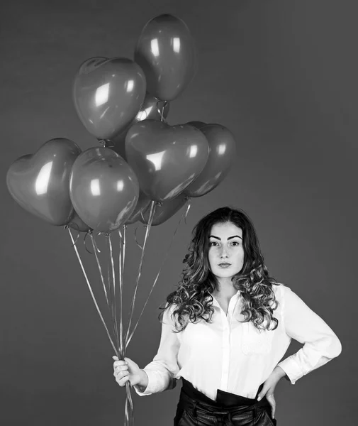 Glückliche Frau Luftballon Bündel Geschenk. 14. Februar Lieblingsurlaub. Love Date Überraschung. Heliumballon zum Feiern. fröhlicher Valentinstag. Mädchen bekam Herzballon vom Valentinstag — Stockfoto