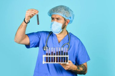 Koronavirüs taşıyıcısı. Koruyucu tedbirler. Çin 'de koronavirüs. Laboratuvar kan testi sonuçlarını kontrol ediyor. Kendimi iyi hissetmiyorum. Adam doktor hastane laboratuvarında çalışıyor. Virüs tehdit seviyesi