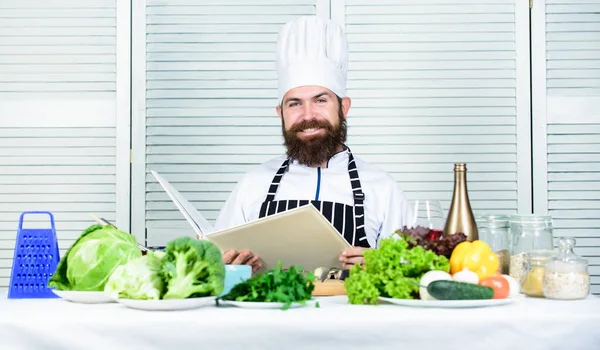 Hora de un bocadillo saludable. Feliz hombre barbudo. receta de chef. Alimentación ecológica. Ensalada vegetariana con verduras frescas. Cocinar alimentos saludables. Hipster maduro con barba. Cocina culinaria. Vitamina — Foto de Stock