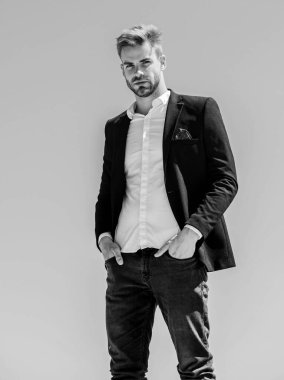 Sakallı adam iş stili. Seksi maço adam. Erkek bakımı. resmi erkek modası. Modern yaşam tarzı. Kendine güvenen iş adamı Yakışıklı bir manken. Başarı kavramı. Gökyüzü arka planı. çevik iş