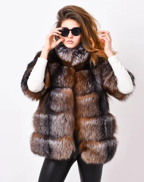 Kürk moda konsepti. Kış elit lüks kıyafetler. Dişi kahverengi kürk manto. Kürkçü modeli yakalı yumuşak tüylü paltoyla ısınıyor. Güneş gözlüğü takan ve kürk kürk giyen bir kadın. — Stok fotoğraf
