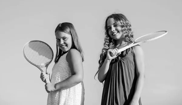 Lo sport è la nostra vita. bambine con racchetta da tennis. attività sportiva estiva. bambini energici. felice e allegro. gioco sportivo gioco. Giochi estivi. giocare a tennis. infanzia felicità e sorellanza — Foto Stock