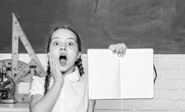 Eylülün birinde okula dönüyorum. Bilgi toplama günü. Hometask konsepti. Geleceğe doğru hızlanıyor. Öğrenmeye bağlı. Şirin kız okuldaki karatahta sınıfında oturuyor. Küçük çocuk okulu.