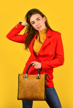 Mükemmel tasarım. Ceketli şık bir kadın. Moda sonbahar kışı. Kadın moda güzeli. Çanta ve aksesuarlar. Moda kızı elinde küçük bir deri çanta tutuyor. Şık aksesuarlar. Güzel esmer.
