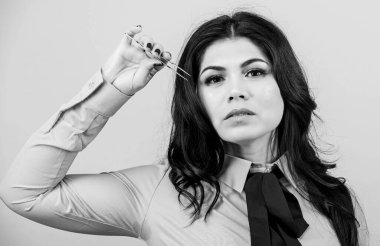 Güzellik uzmanı. Kalıcı makyaj. Kaş Düzeltme. Kirpik uzatma prosedürü. Güzel kadın kirpik ustası cımbız tutuyor. Kirpik çıkarma prosedürü. Cımbız ustası çalışıyor.