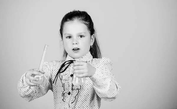 Veiligheidsmaatregelen. Studeren voor kleine kinderen. Scheikundeles. Inzicht en uitvinding. Educatief experiment. Scheikunde plezier. Schoolmeisje met kleurrijke chemische vloeistoffen. Plezier hebben met scheikunde. Onderwijsconcept — Stockfoto