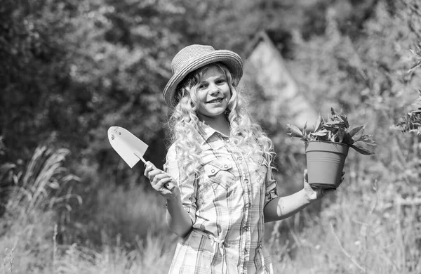 Gelukkige kinderdag. Gelukkige jeugd. Kind in hoed met schouderblad kleine schep schoffel. Gelukkig lachend tuinmeisje. Ranch meisje. Plantaardige planten. Kleine jongen houdt bloempot vast. Voorjaarswerkzaamheden — Stockfoto