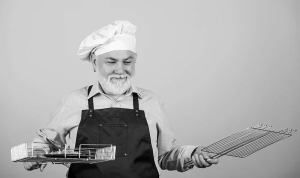 Ik heb hulp nodig. Keukenregels. Maak het eten klaar voor familie. Familieweekend. Oudere man met koksmutsen. Kook mannen met een baard. kookgerei voor de barbecue. Hij geeft de voorkeur aan grillvoedsel. Picknick en barbecue — Stockfoto