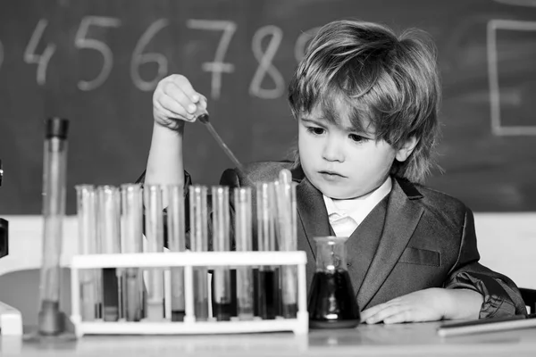 Kleiner Junge beim Unterricht. Zurück zur Schule. Biologiewissenschaft. wissenschaftliche Experimente im Labor. Kleiner Junge macht naturwissenschaftliche Experimente. Schulkind Wissenschaftler studiert Naturwissenschaften. Selbstbewusster Apotheker — Stockfoto