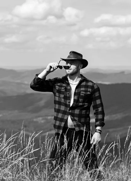 Homem guarda florestal brutal fica no topo da montanha. Masculinidade e energia da montanha. Montanha a chamar e tenho de ir. Conceito de caminhada. Lazer ativo. O homem homem gosta de liberdade nas montanhas. Explorando mundo — Fotografia de Stock