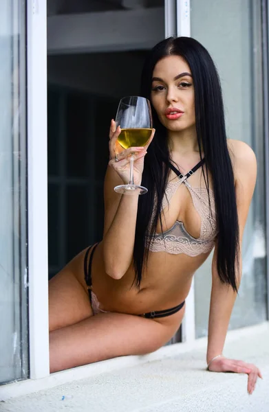 Desejo. Mulher sexy com copo de vinho. Linda modelo feminina. conceito de data romântica. Mulher perfeita aparência luxuosa. sedutor mulher sexy com copo de vinho. Miúda esperta. data romântica no quarto — Fotografia de Stock